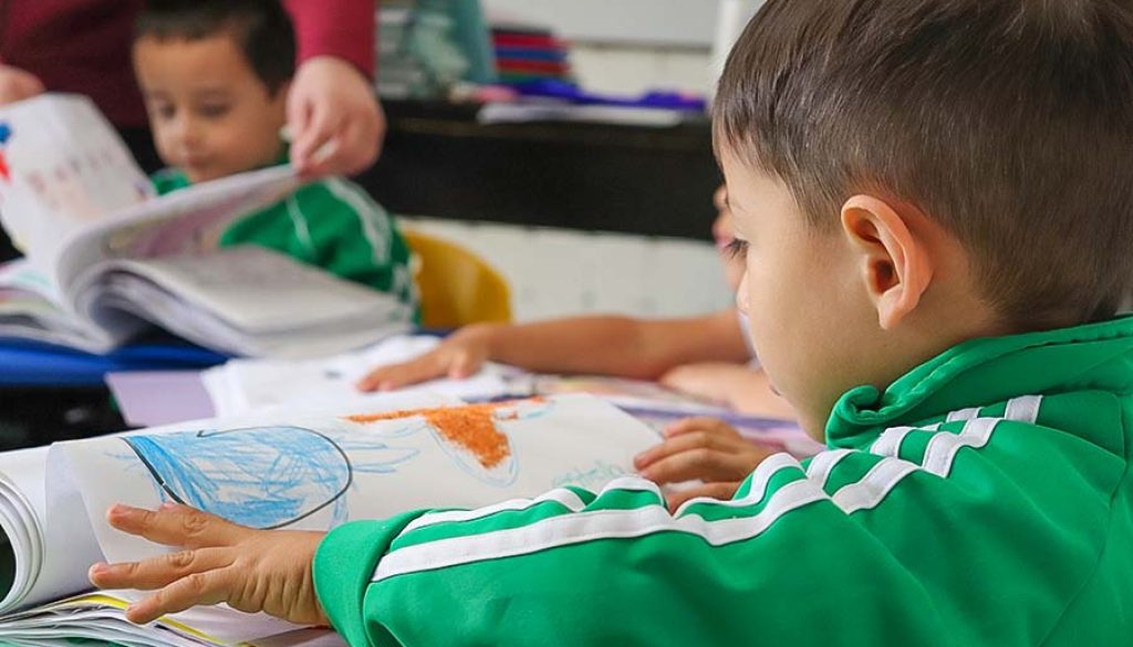 Estimulando el amor por la lectura en niños y niñas Despertando y potenciando su creatividad e imaginación